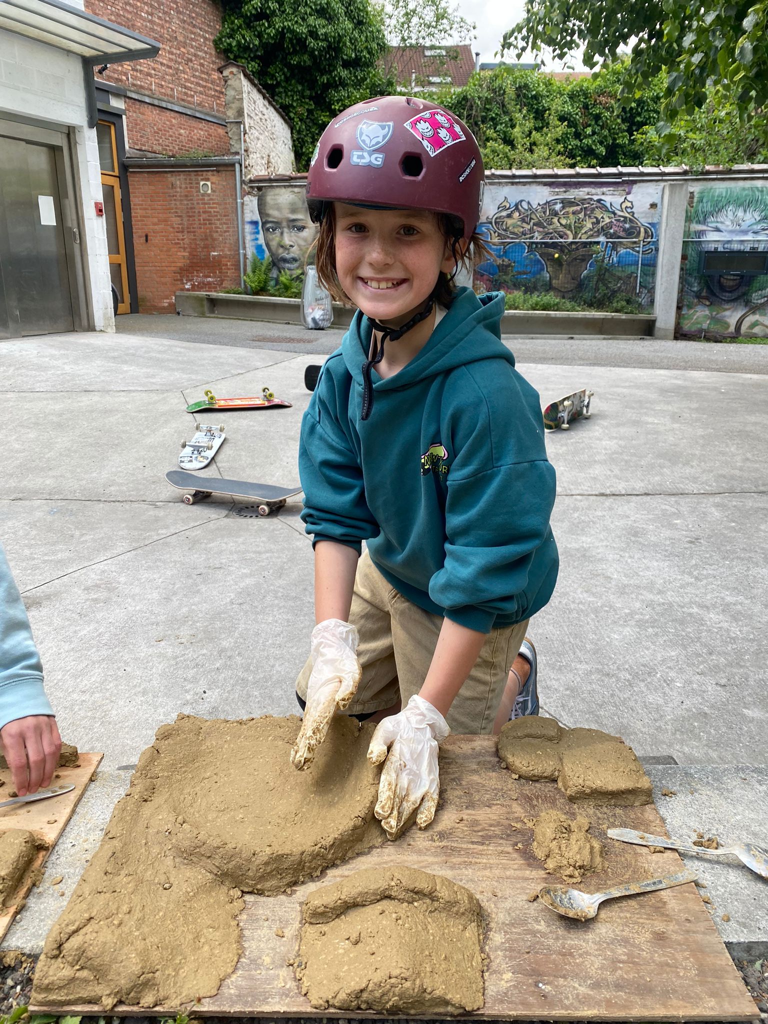 Enfant stage Skatoria initiation moulage terre papier