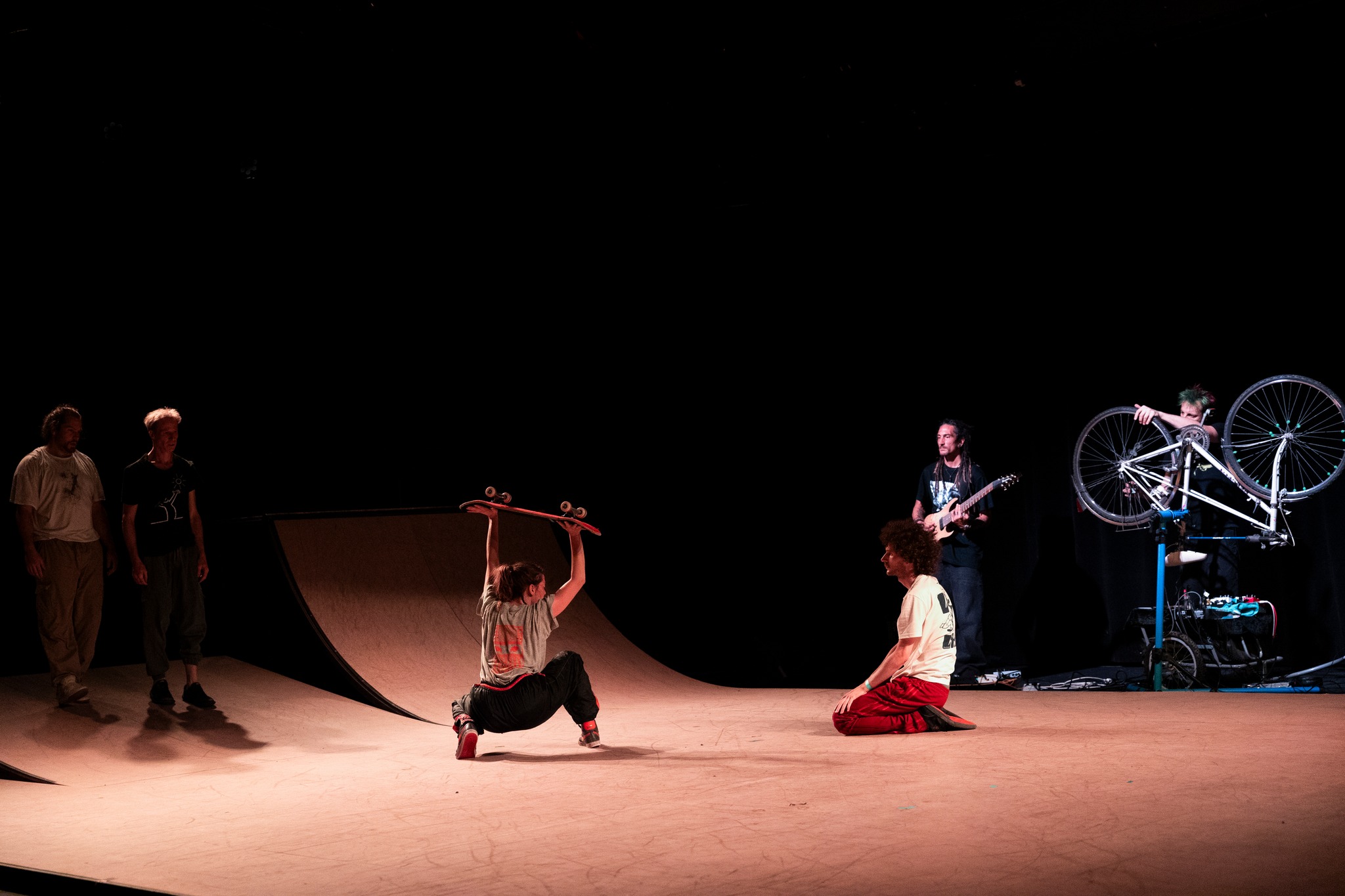 Les friches - performances skate & danse contact